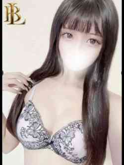 あやの【幼さ残る黒髪美少女】